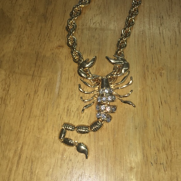 🆕 unisex gold scorpion chain w/ a stud earring! - Picture 3 of 4